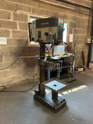 une image d'une machine située dans un bâtiment