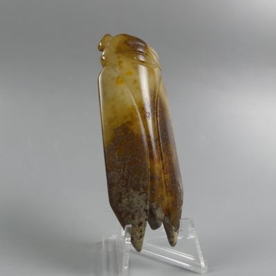 un gros plan d'une œuvre d'art posée sur un socle transparent