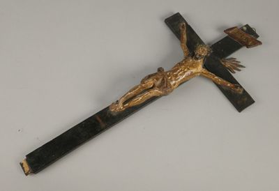 une croix en bois sur laquelle est fixé un crucifix