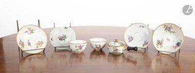 une table sur laquelle sont posés tout un tas d'assiettes et de tasses