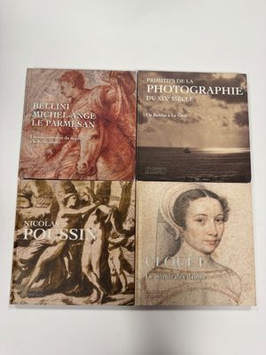 trois livres posés sur une table blanche, avec une photo en noir et blanc