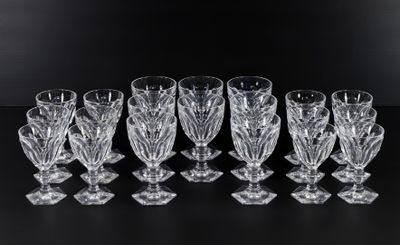 six verres à pied en verre transparent posés sur une table noire