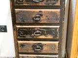 une petite commode surmontée d'un tiroir