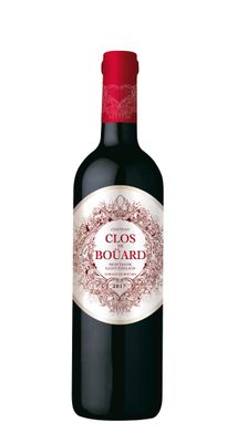 une bouteille de vin rouge avec une étiquette rouge sur fond blanc