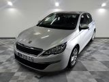 la voiture blanche est garée dans le garage sur le sol en damier