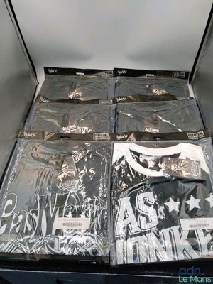 beaucoup de t-shirts rangés dans une boîte