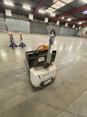 un robot qui se trouve au milieu d'un immeuble