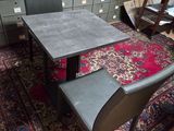 une table et deux chaises dans une pièce où se trouvent de nombreux classeurs