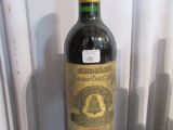 une bouteille de vin posée sur une table