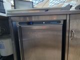 un lave-vaisselle en acier inoxydable au milieu d'une cuisine