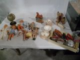 une table sur laquelle sont posées de nombreuses poupées et d'autres objets
