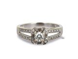 gros plan d'une bague en diamant sur fond blanc
