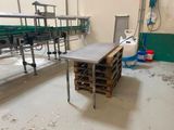 une table placée au milieu d'une pièce