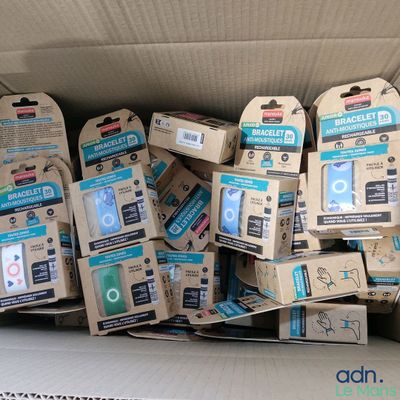 une boîte en carton remplie de téléphones portables et d'autres appareils électroniques