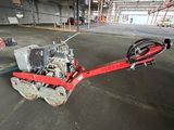 une machine rouge qui se trouve au milieu d'un bâtiment