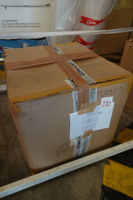 une boîte posée sur un carton