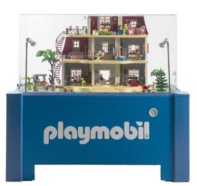 une vitrine Playmobil contenant une maison de poupées