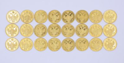 gros plan d'une pile de pièces d'or sur une surface blanche