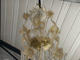 un lustre en verre suspendu au plafond d'une pièce