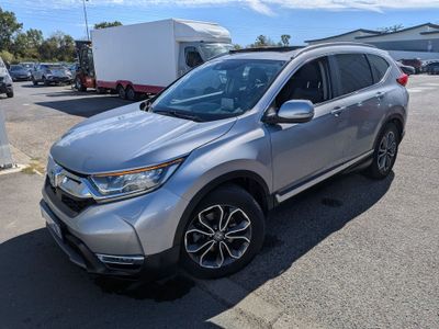 une Honda CR-V argentée garée sur un parking