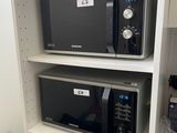 deux micro-ondes posés sur une étagère dans la cuisine