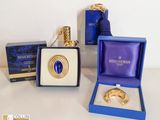 Trois types de bijoux différents sont présentés dans une boîte bleue
