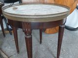 une petite table avec un plateau en marbre et des pieds en bois