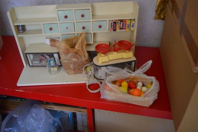 Épicerie en bois des années 1940-50 garnie d'éléments d'épic…