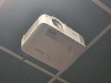 un projecteur fixé au plafond de la pièce