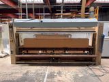 une machine qui se trouve au milieu d'un bâtiment