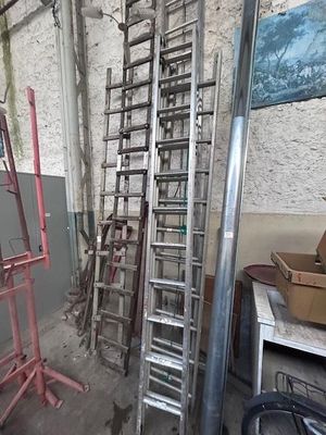 many ladders that are sitting in a room next to each other