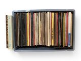 une étagère sur laquelle sont rangés de nombreux disques