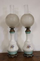 Paire de lampes à pétrole en opaline blanche et vert d'eau à…