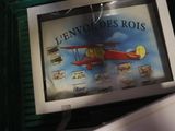une photo d'une photo d'un avion accrochée au mur