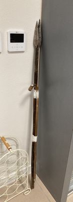 des toilettes avec un panier contenant une brosse à dents