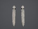 une paire de boucles d'oreilles en diamant et or blanc