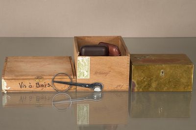 une boîte avec une paire de ciseaux et une paire de ciseaux à l'intérieur