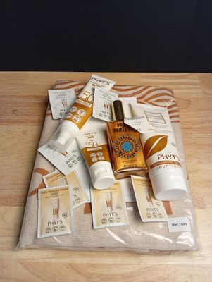 un flacon de lotion posé sur une table