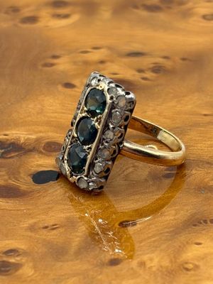 une bague posée sur une table en bois