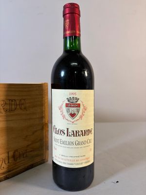une bouteille de vin posée à côté d'une caisse en bois