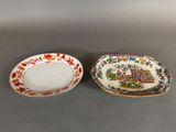deux assiettes ornées de motifs différents, posées sur une table
