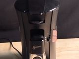 une cafetière posée sur une table en bois