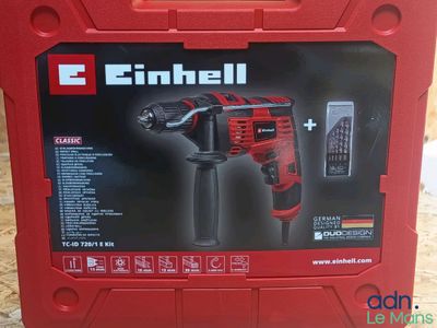 un gros plan sur une boîte rouge contenant une perceuse