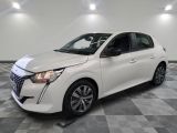 une voiture blanche garée sur un sol en dalles à damier dans un garage