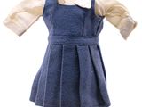 une robe bleue sur un mannequin, avec un col blanc