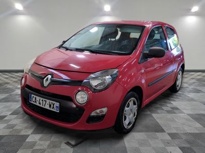 la photo d'une voiture rouge garée dans un garage