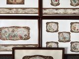 quatre photos encadrées représentant une femme dans une maison