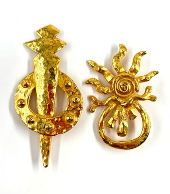 paire de broches dorées représentant un soleil et des rayons de soleil