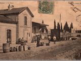 une vieille carte postale représentant une gare avec des gens sur le quai