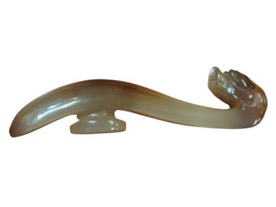 CHINE, fin XIXe Petite fibule en cornaline beige et miel, l'…